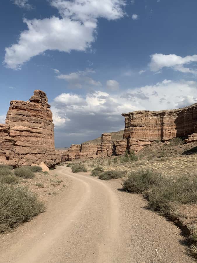 Almaty: Kolsay & Kaindy Lakes, Charyn Canyon Private Tour - Black Canyon, a short stop with a sharp view